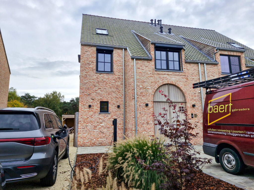 Voorzetrolluiken bij landelijke woning