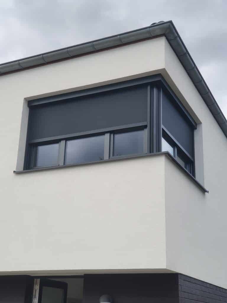 moderne woning met strakke zonwering screens