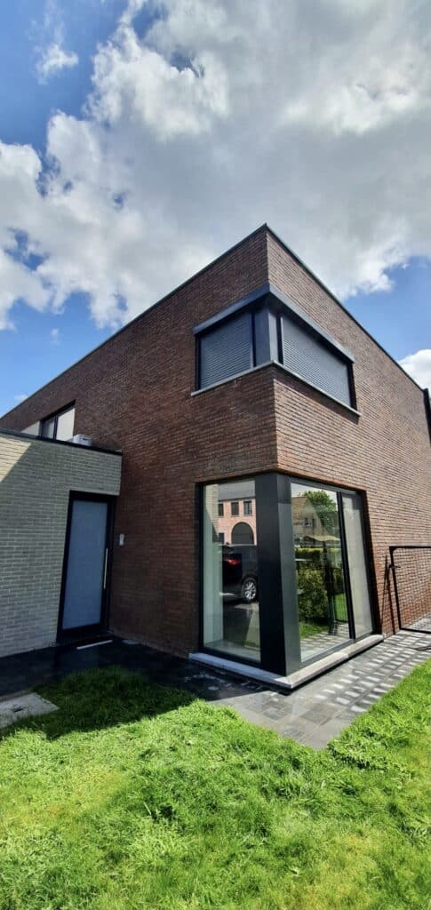 Strakke voorzetrolluiken op moderne woning door Baert Lochristi
