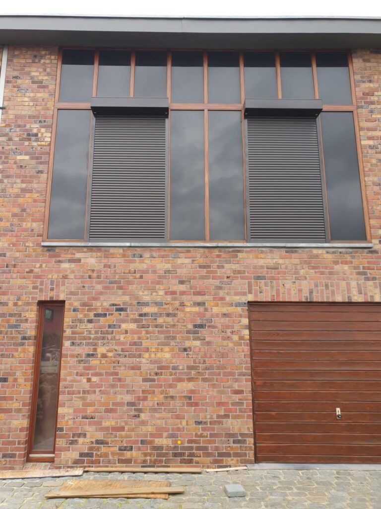 Voorzetrolluiken industriële woning