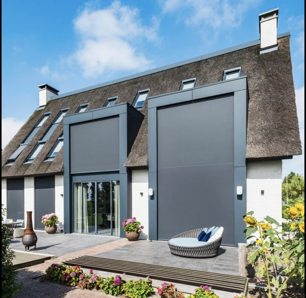 automatische screens als buitenzonwering om de zon en hitte efficiënt uit het huis te houden